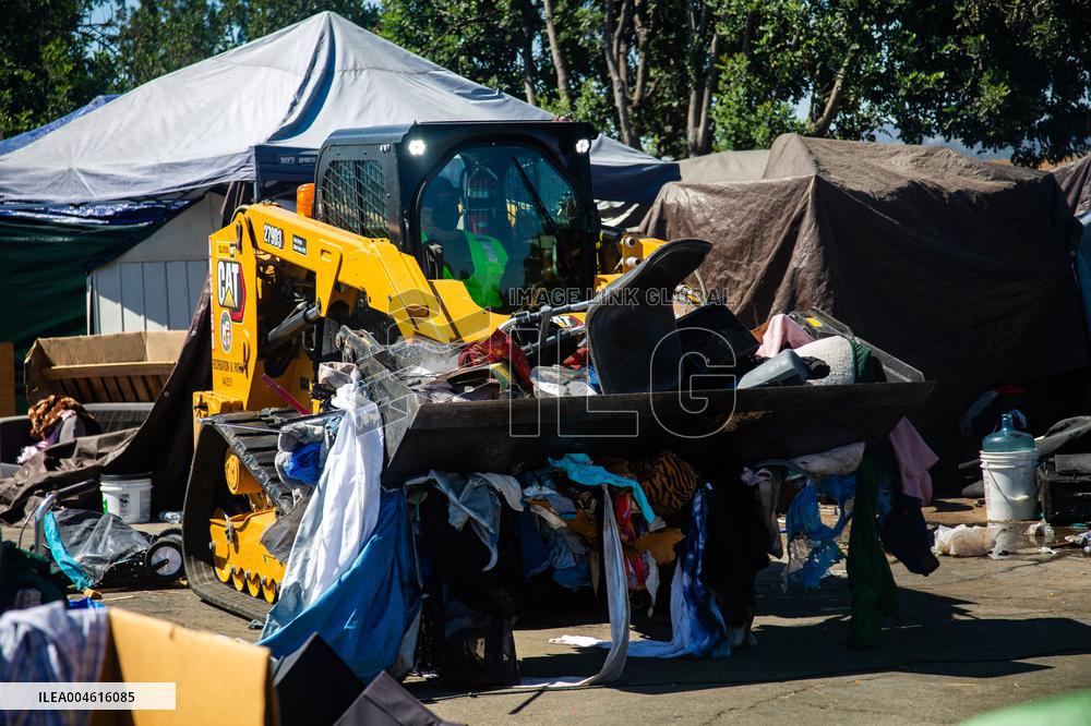 LA Mayor Oversees Homeless Camp Sweep - Los Angeles