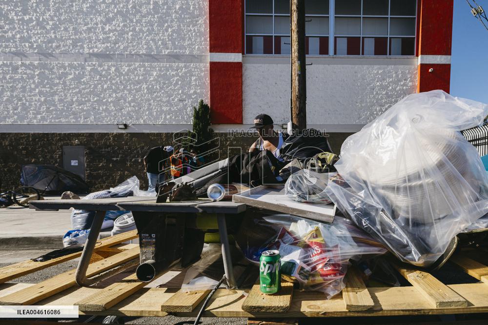 LA Mayor Oversees Homeless Camp Sweep - Los Angeles