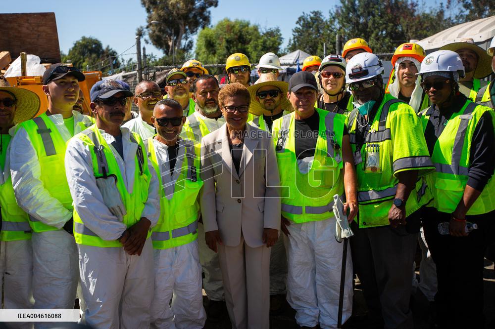 LA Mayor Oversees Homeless Camp Sweep - Los Angeles