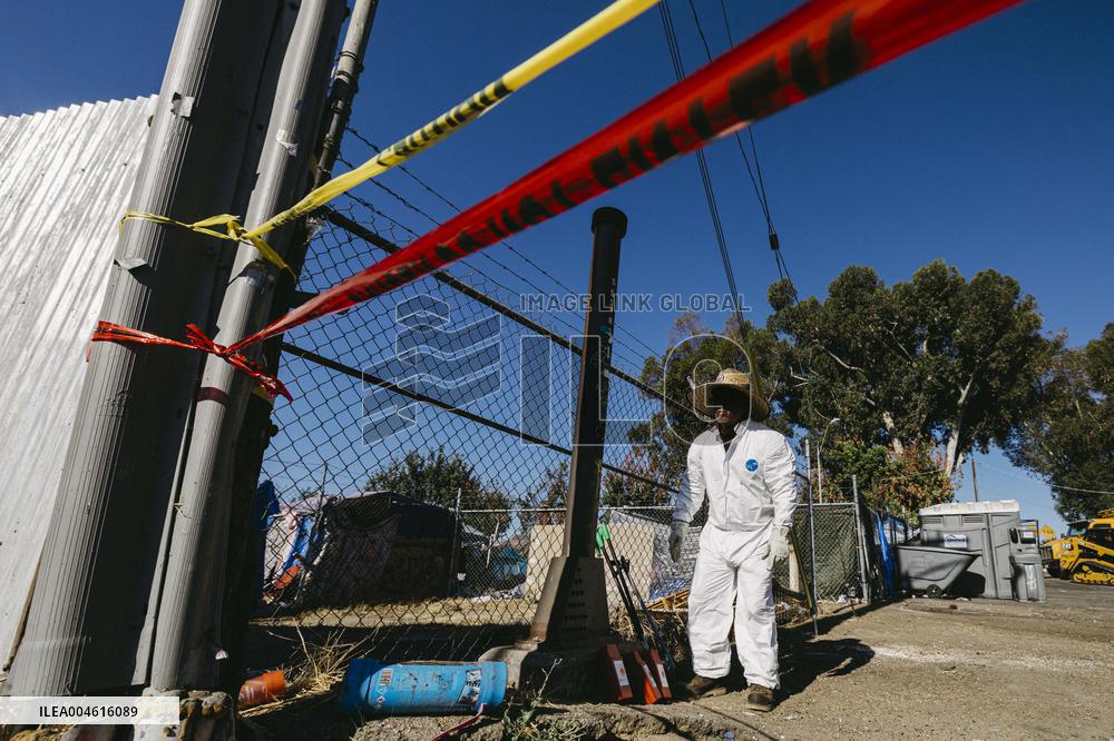 LA Mayor Oversees Homeless Camp Sweep - Los Angeles