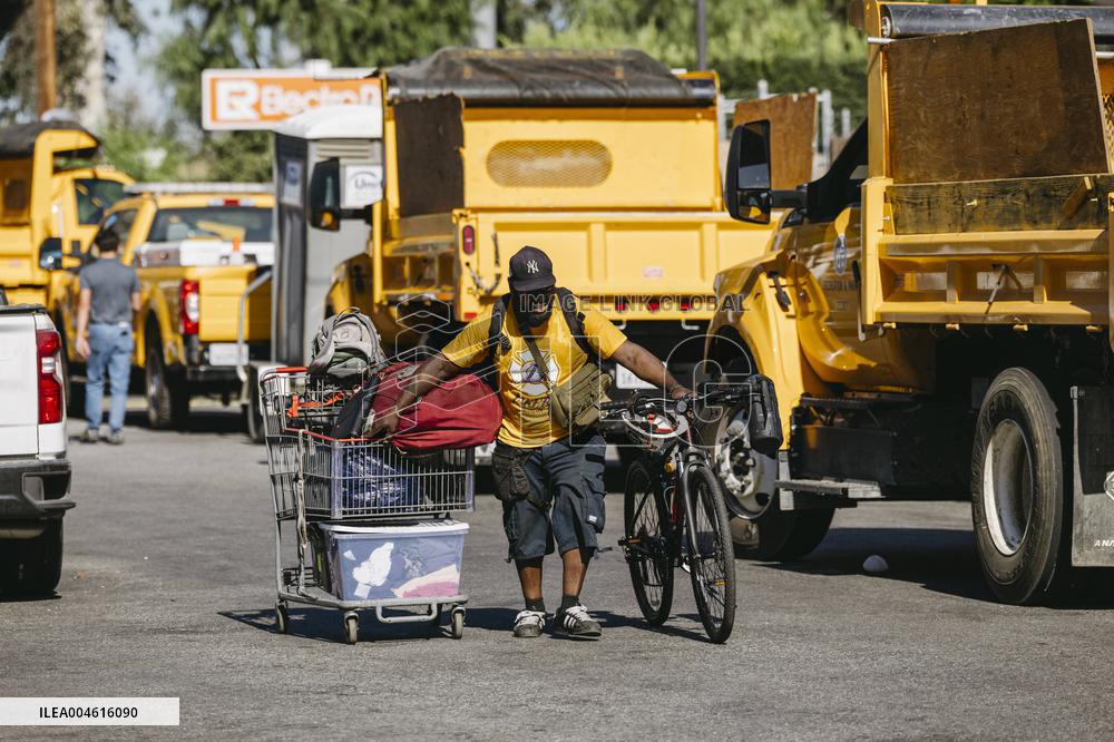 LA Mayor Oversees Homeless Camp Sweep - Los Angeles