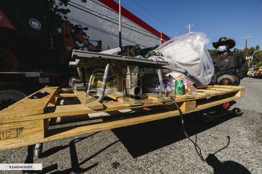 LA Mayor Oversees Homeless Camp Sweep - Los Angeles