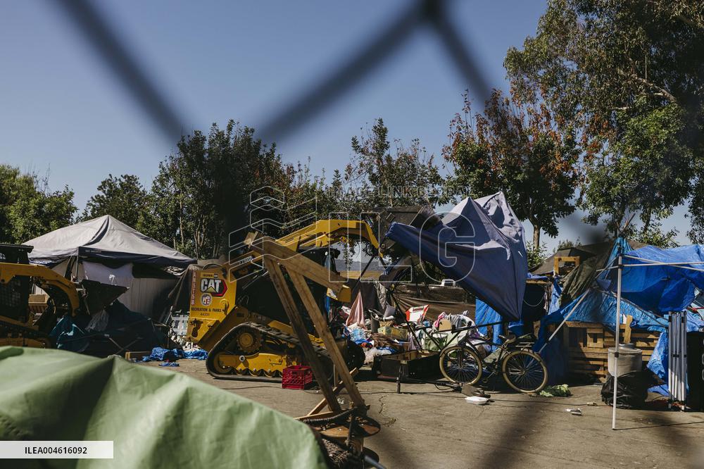 LA Mayor Oversees Homeless Camp Sweep - Los Angeles