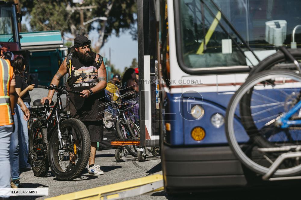 LA Mayor Oversees Homeless Camp Sweep - Los Angeles