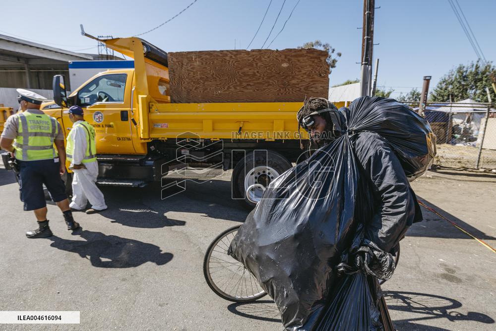 LA Mayor Oversees Homeless Camp Sweep - Los Angeles