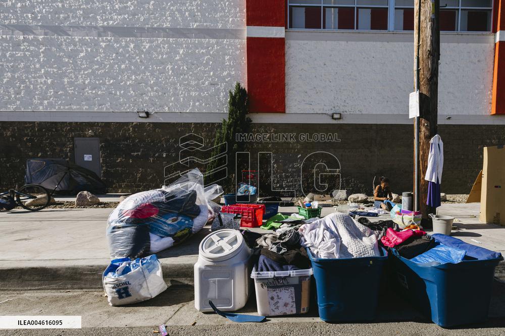 LA Mayor Oversees Homeless Camp Sweep - Los Angeles