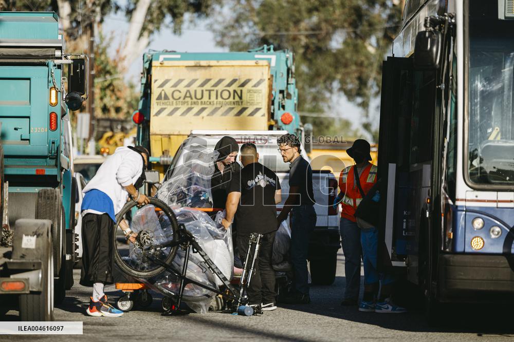 LA Mayor Oversees Homeless Camp Sweep - Los Angeles