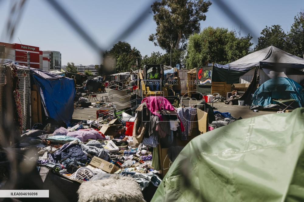 LA Mayor Oversees Homeless Camp Sweep - Los Angeles