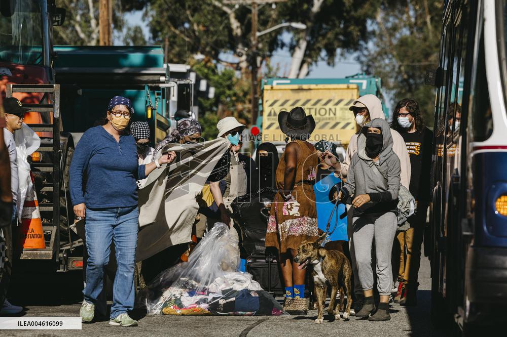LA Mayor Oversees Homeless Camp Sweep - Los Angeles