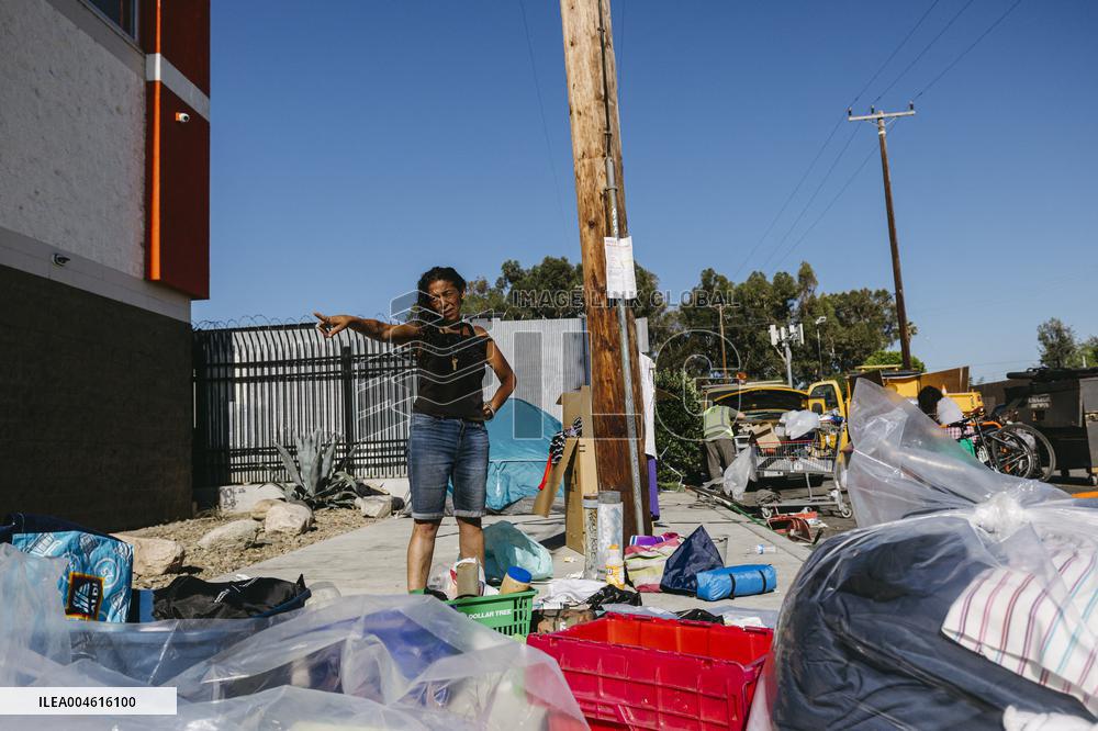LA Mayor Oversees Homeless Camp Sweep - Los Angeles