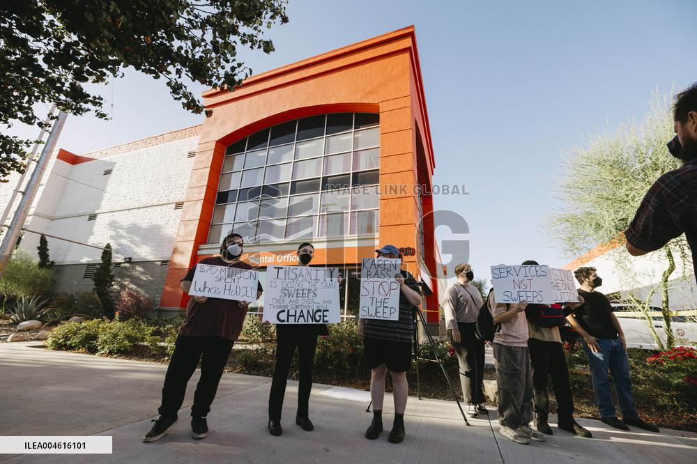 LA Mayor Oversees Homeless Camp Sweep - Los Angeles