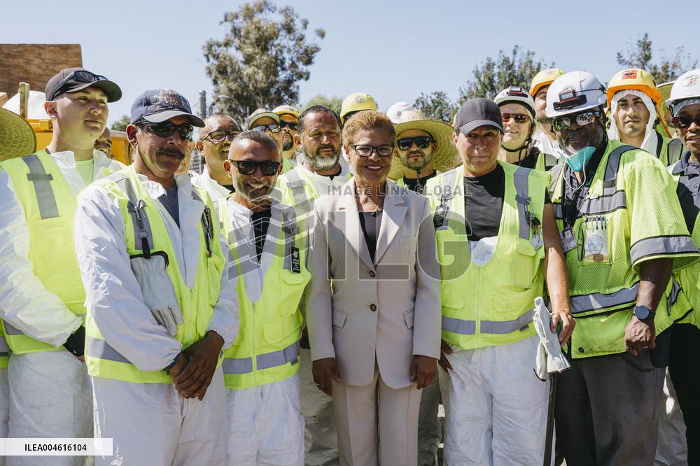 LA Mayor Oversees Homeless Camp Sweep - Los Angeles