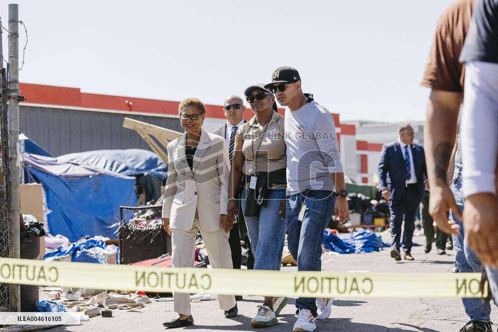 LA Mayor Oversees Homeless Camp Sweep - Los Angeles
