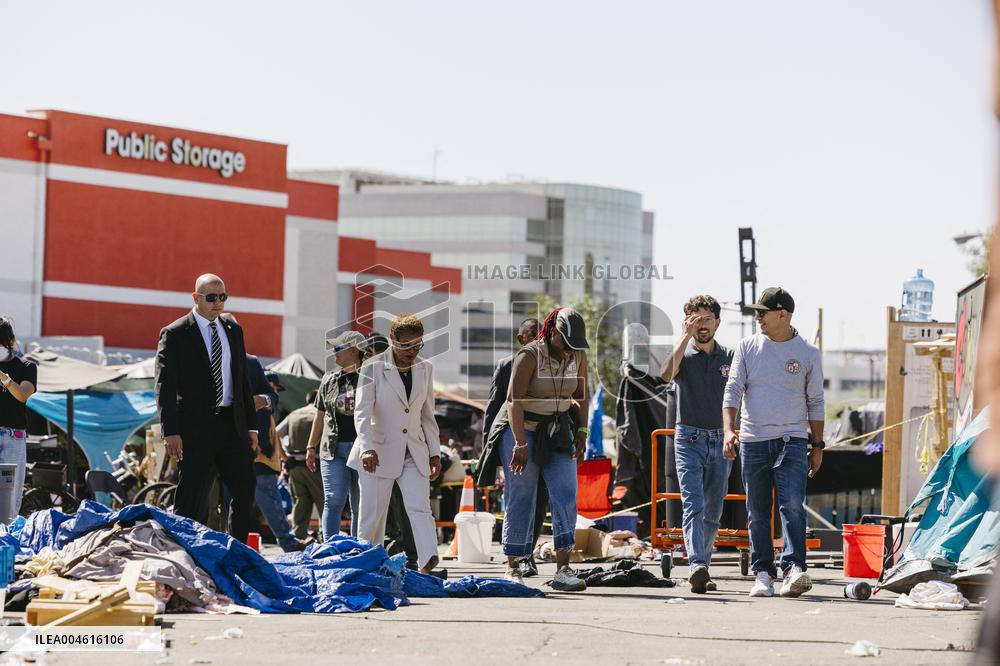 LA Mayor Oversees Homeless Camp Sweep - Los Angeles