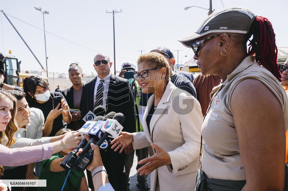 LA Mayor Oversees Homeless Camp Sweep - Los Angeles