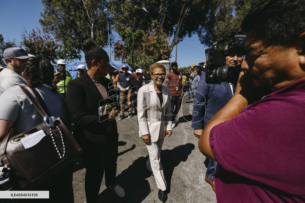 LA Mayor Oversees Homeless Camp Sweep - Los Angeles