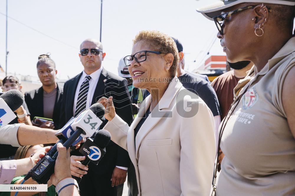 LA Mayor Oversees Homeless Camp Sweep - Los Angeles