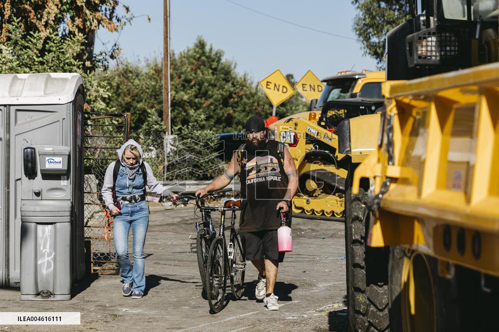 LA Mayor Oversees Homeless Camp Sweep - Los Angeles