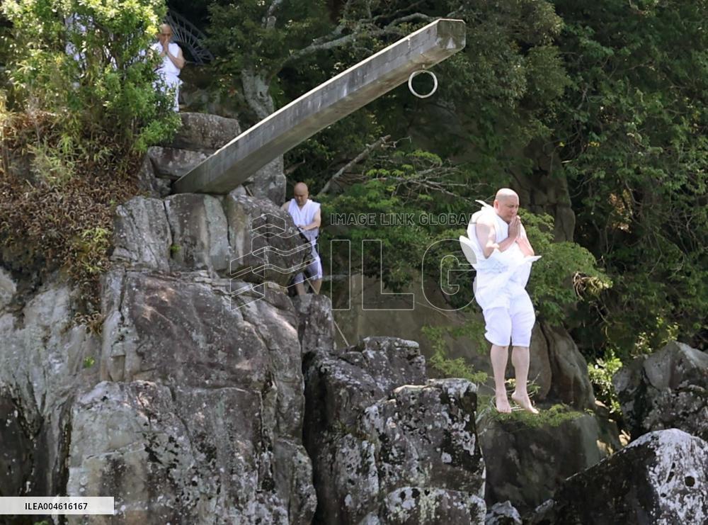 Lake-jumping religious ritual
