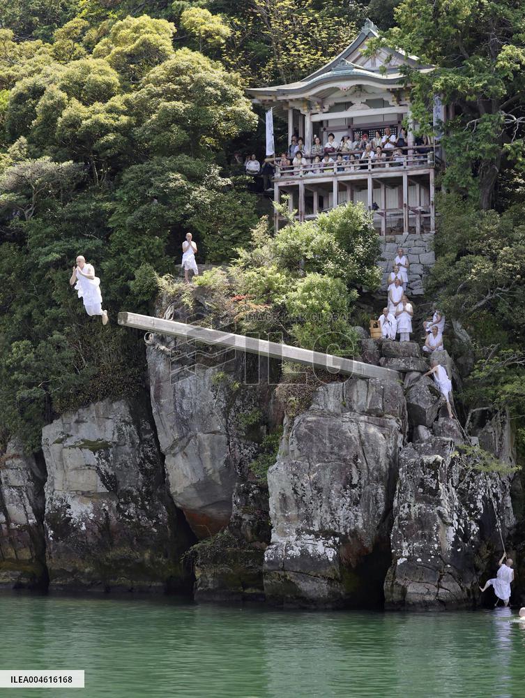 Lake-jumping religious ritual