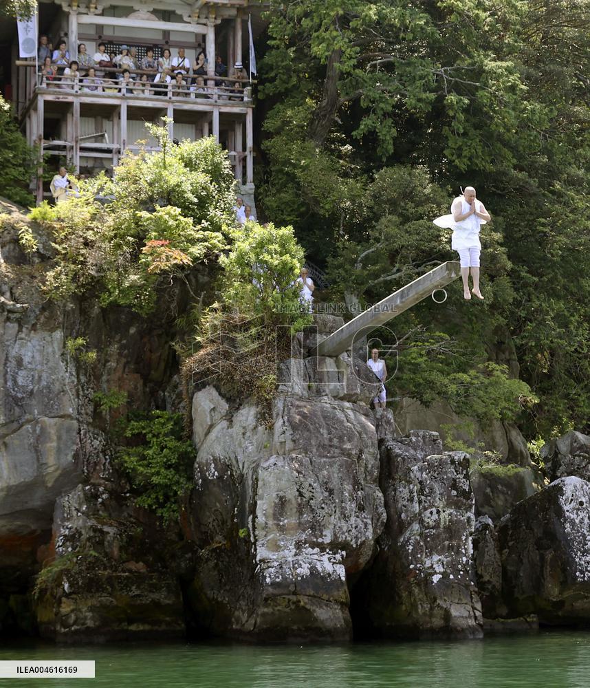 Lake-jumping religious ritual