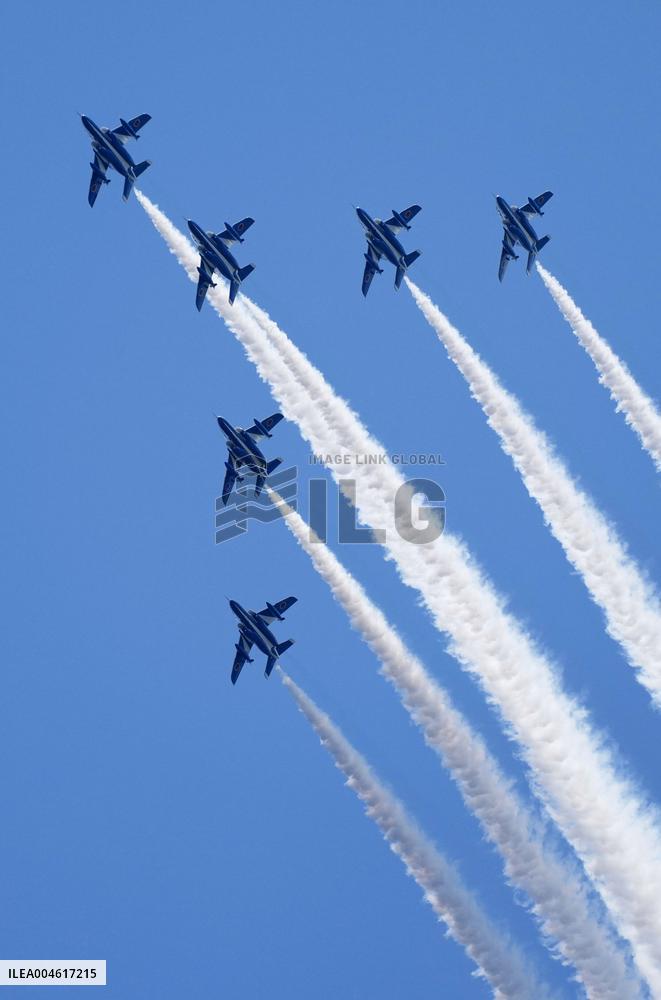 Blue Impulse aerobatic team flies over Toyama Pref.