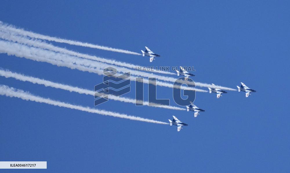 Blue Impulse aerobatic team flies over Toyama Pref.