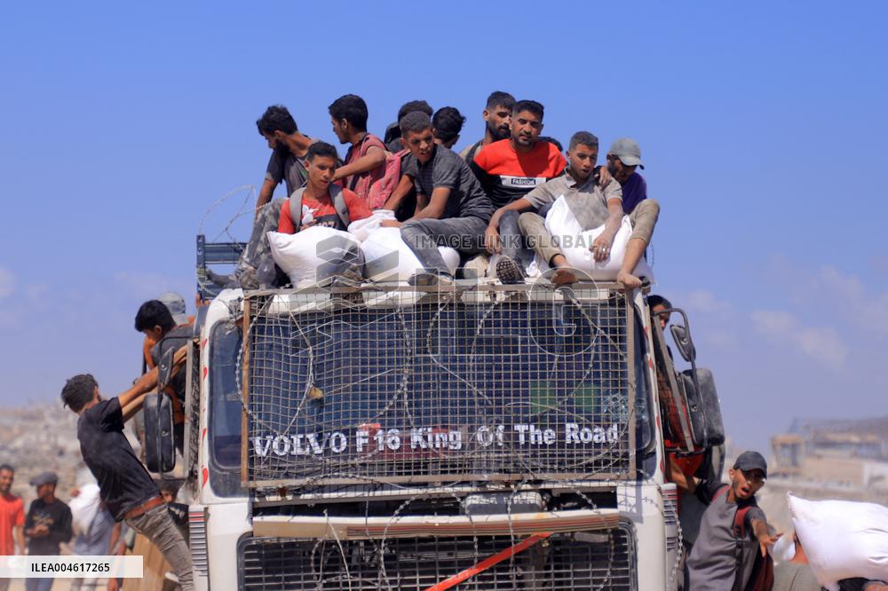 Palestinians Carry Humanitarian Aid - Gaza Strip