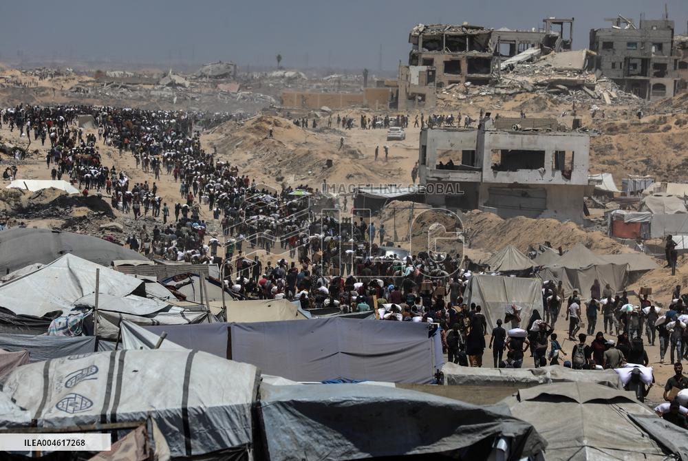 Palestinians Carry Humanitarian Aid - Gaza Strip