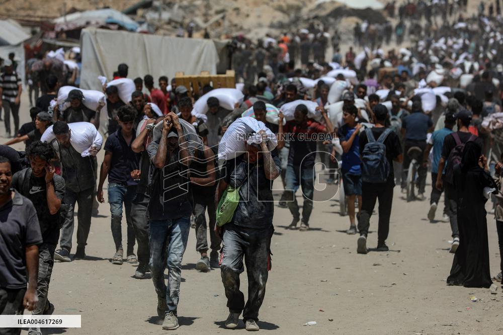 Palestinians Carry Humanitarian Aid - Gaza Strip