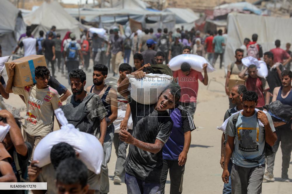 Palestinians Carry Humanitarian Aid - Gaza Strip