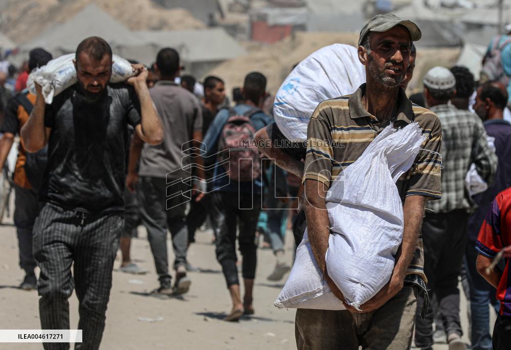 Palestinians Carry Humanitarian Aid - Gaza Strip