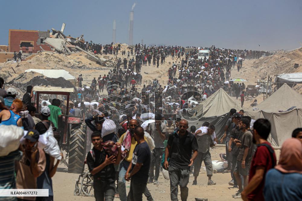 Palestinians Carry Humanitarian Aid - Gaza Strip