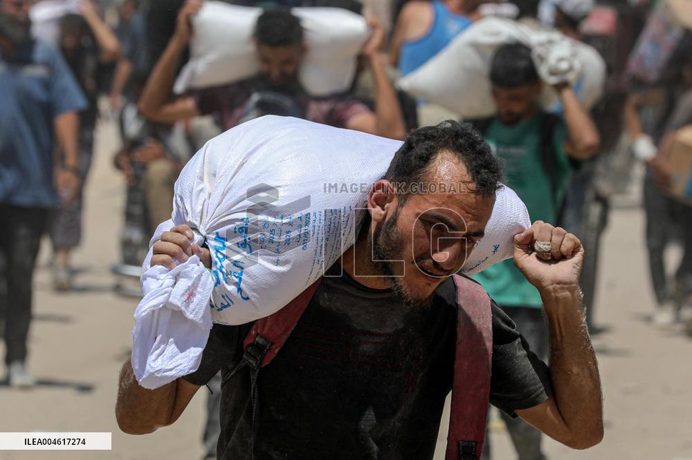 Palestinians Carry Humanitarian Aid - Gaza Strip