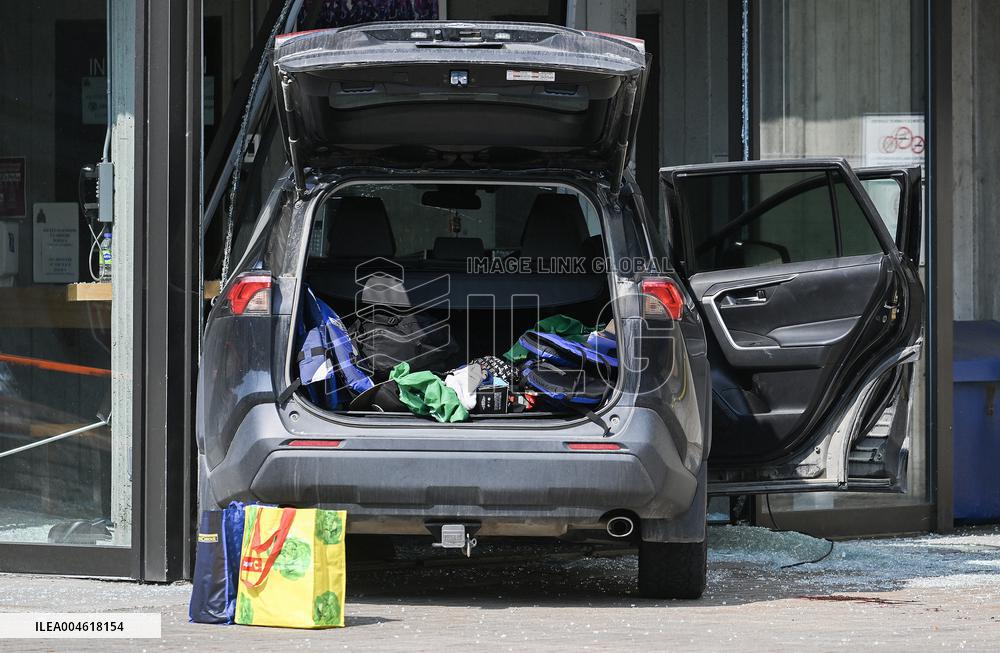 Car Crashes Onto RCMP Headquarters Entrance - Montreal