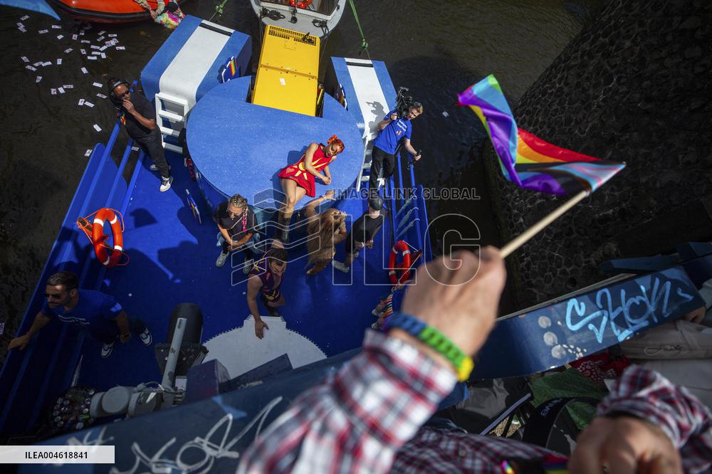 Activists Disrupt Booking Boat at Pride - Amsterdam