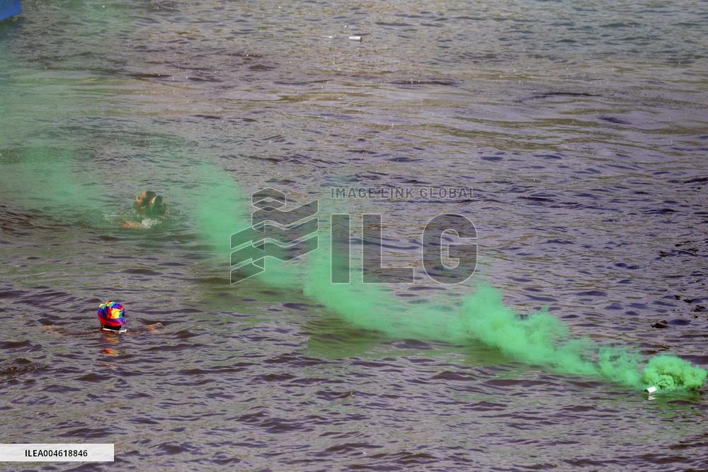 Activists Disrupt Booking Boat at Pride - Amsterdam