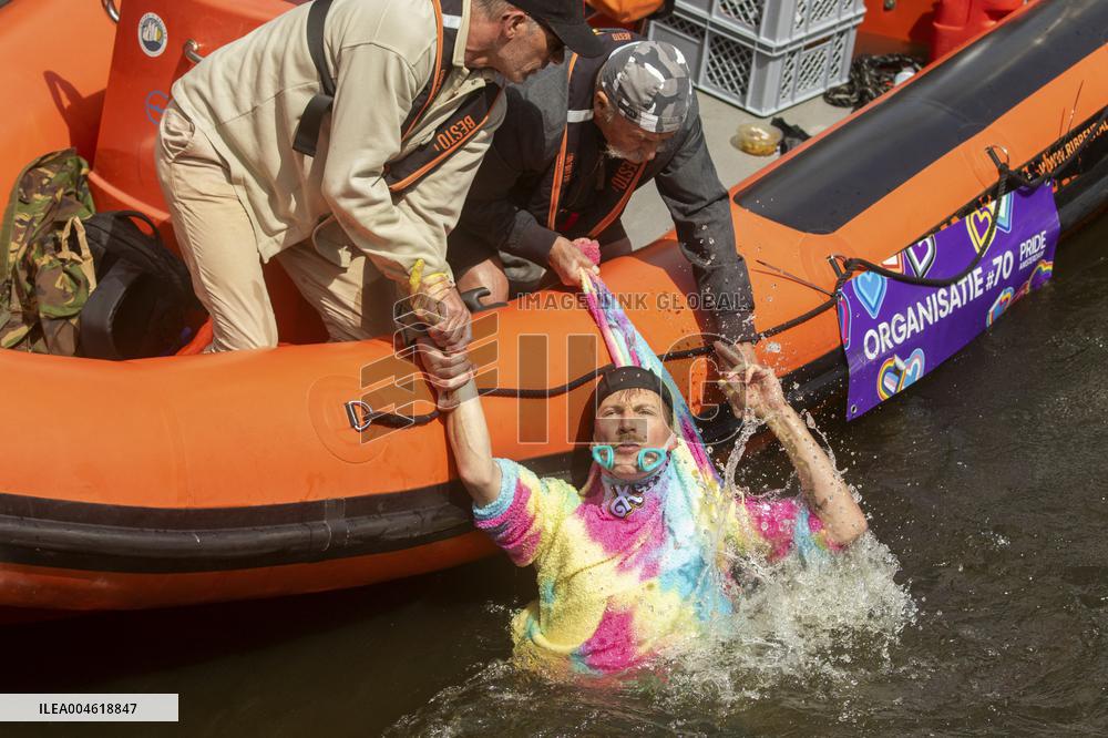 Activists Disrupt Booking Boat at Pride - Amsterdam