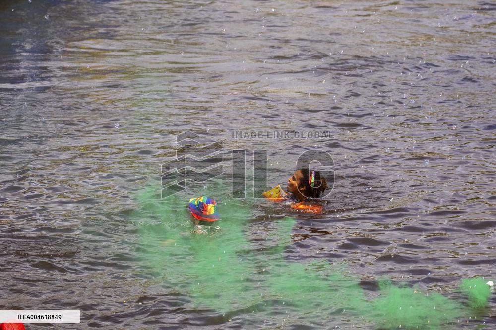 Activists Disrupt Booking Boat at Pride - Amsterdam