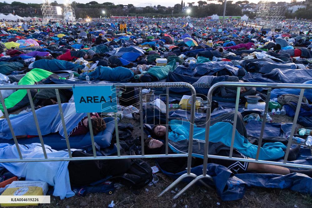 Morning Atmosphere At Last Holy Mass For Youth Jubilee - Rome