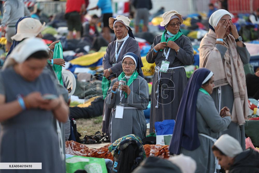 Morning Atmosphere At Last Holy Mass For Youth Jubilee - Rome