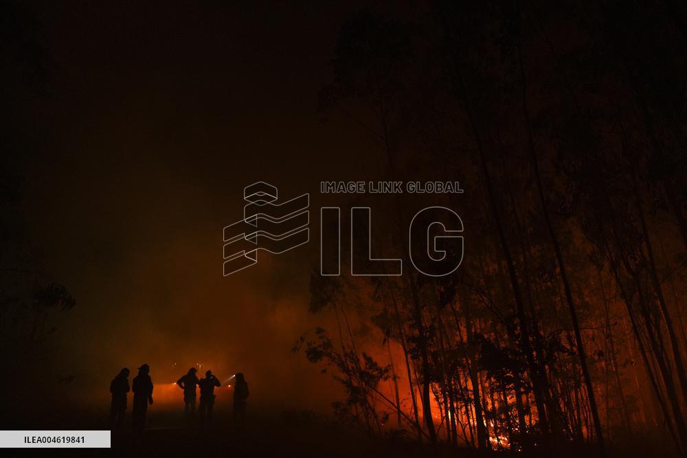 Fire in Ponteceso (A Coruna) forces residents of Balarés to evacuate and several roads to be cut off