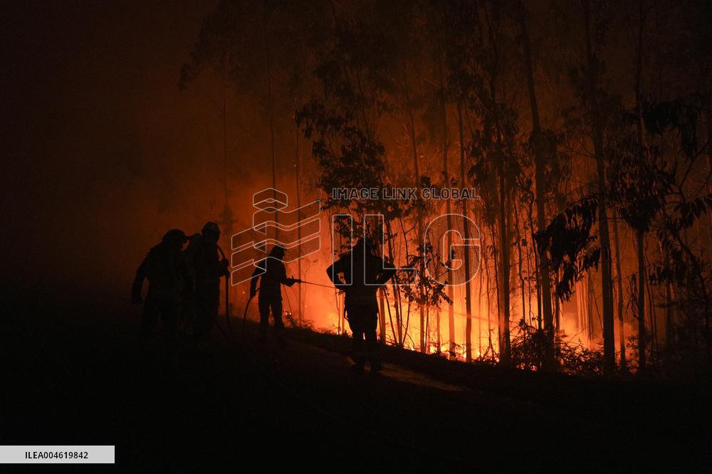 Fire in Ponteceso (A Coruna) forces residents of Balarés to evacuate and several roads to be cut off