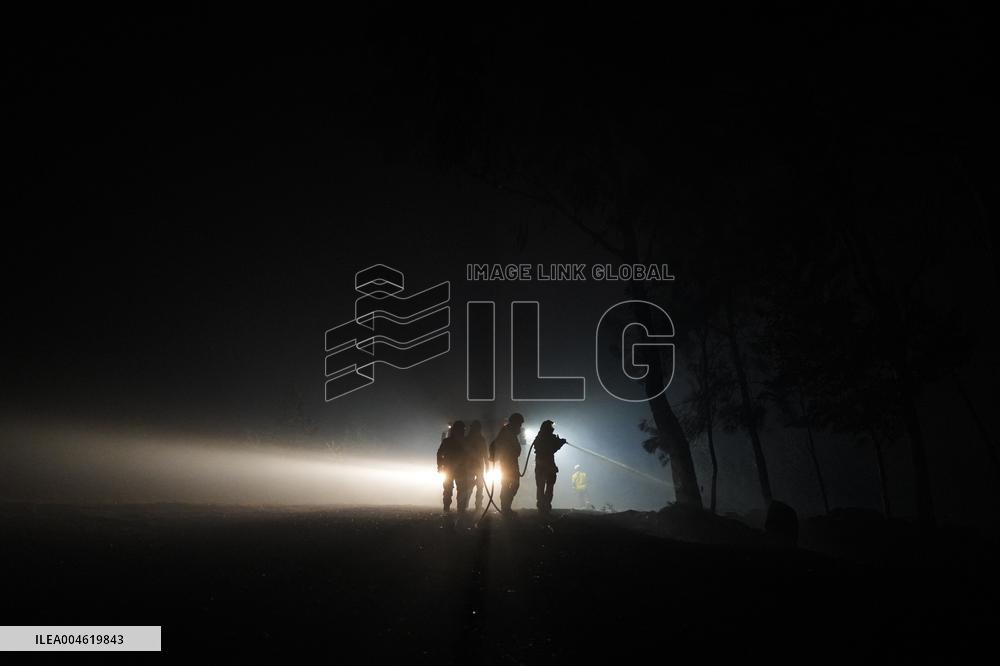 Fire in Ponteceso (A Coruna) forces residents of Balarés to evacuate and several roads to be cut off