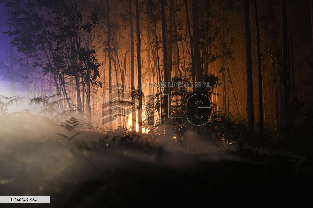 Fire in Ponteceso (A Coruna) forces residents of Balarés to evacuate and several roads to be cut off