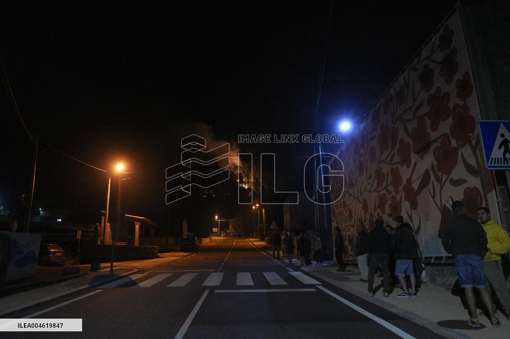 Fire in Ponteceso (A Coruna) forces residents of Balarés to evacuate and several roads to be cut off