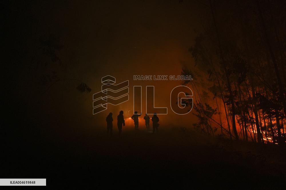 Fire in Ponteceso (A Coruna) forces residents of Balarés to evacuate and several roads to be cut off