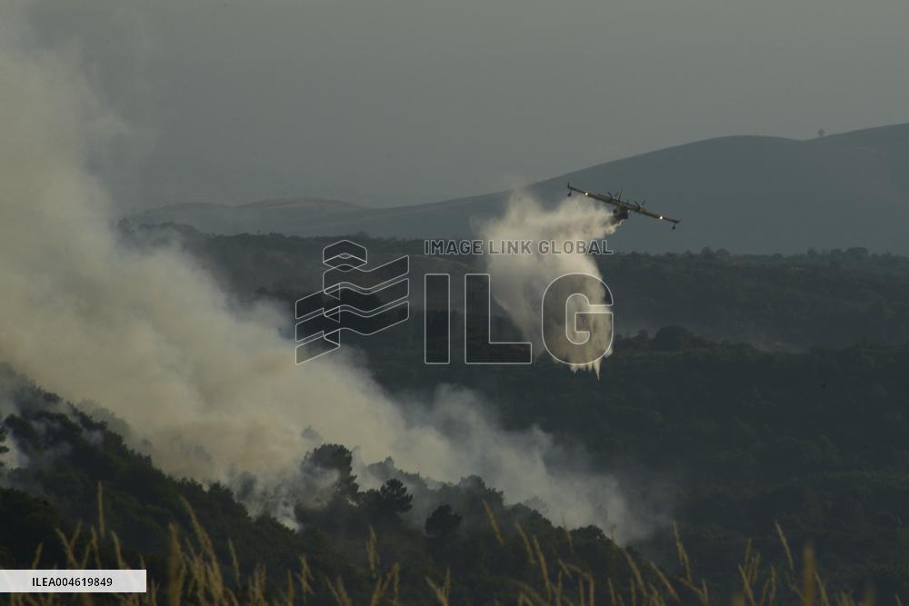 The forest fire in Vilardevós (Ourense) is still active.