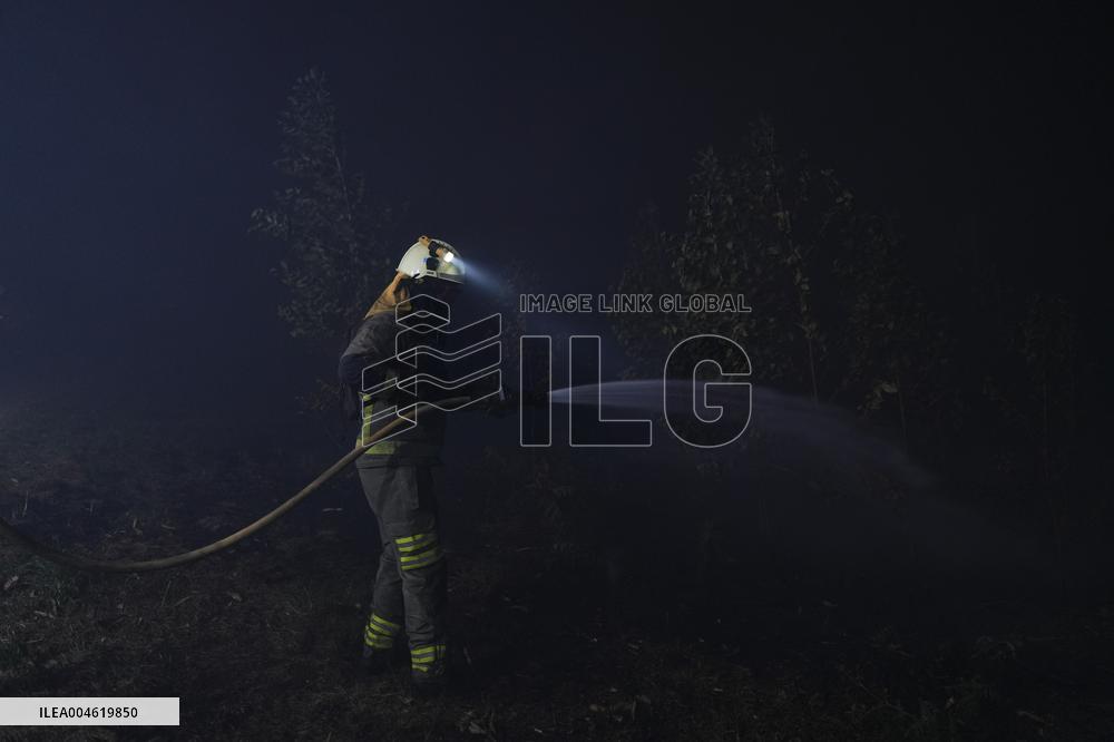 Fire in Ponteceso (A Coruna) forces residents of Balarés to evacuate and several roads to be cut off