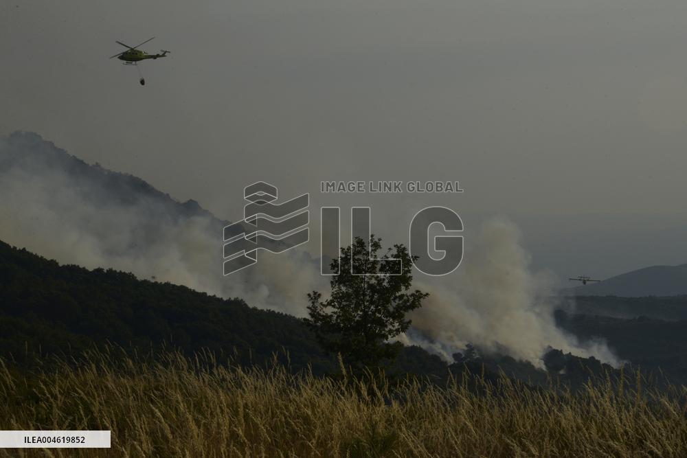 The forest fire in Vilardevós (Ourense) is still active.